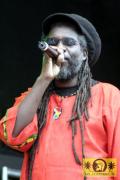 Macka B (UK) wit The Royal Roots Band 11. Chiemsee Reggae Festival, Übersee - Main Stage 21. August 2005 (5).jpg